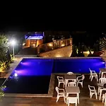 Mansao De Verao Luxuosa Na Praia Do Estaleirinho